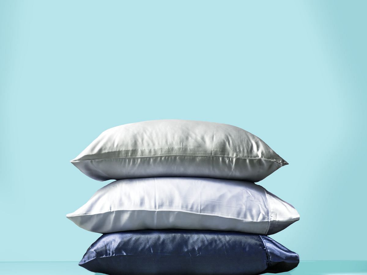 Use silk pillowcase (Image via Pixabay)