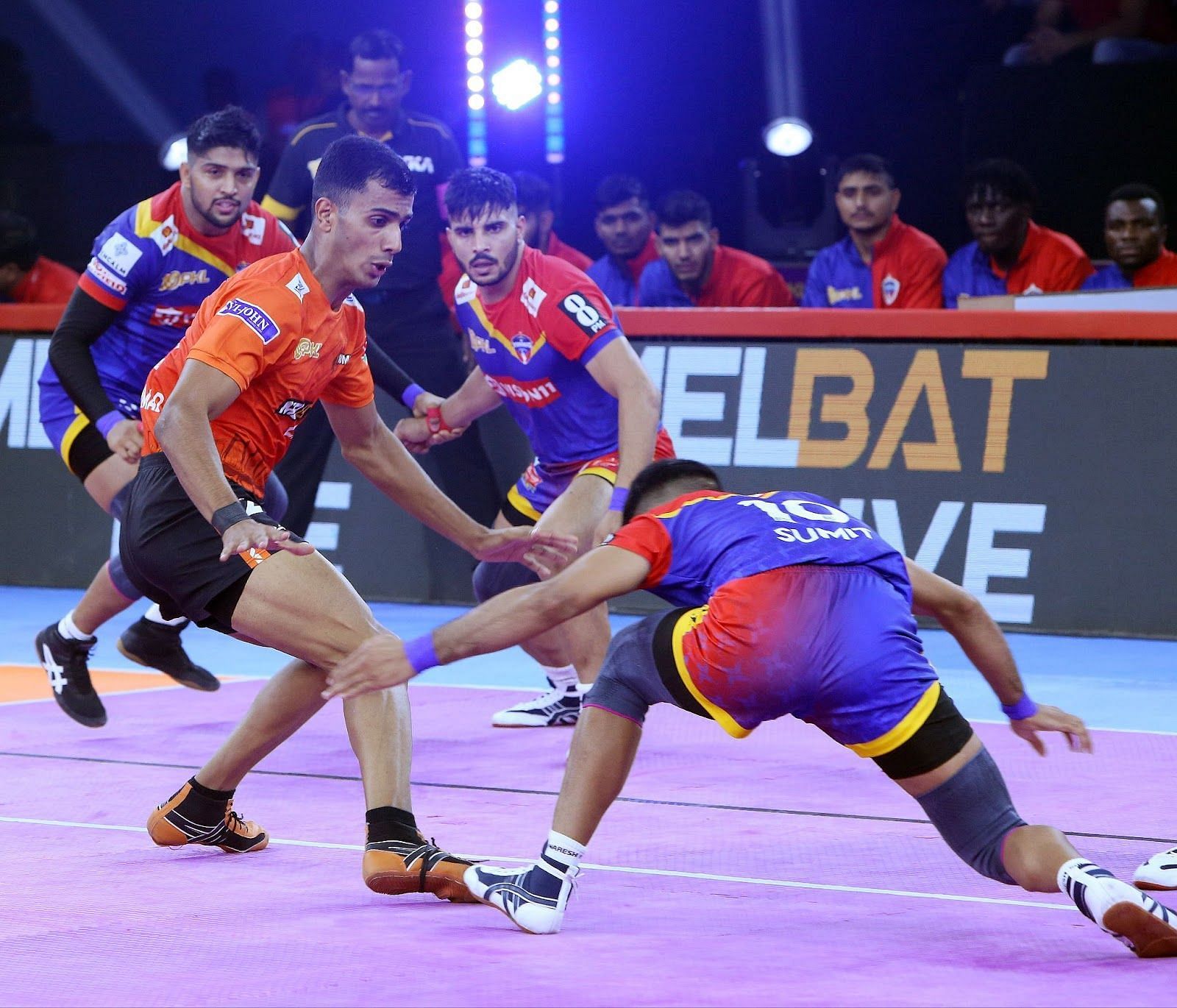Sumit attempting a double thigh-hold of Amirmohammad Zafardanesh (Credits: PKL)
