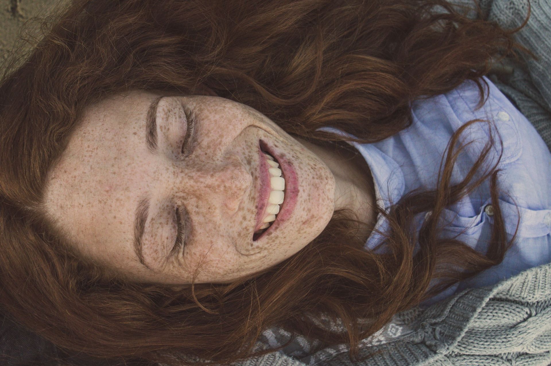 Bright white teeth (Image via Unsplash/Chermiti)