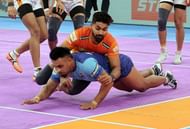 Maninder Singh in action against Puneri Paltan (Credits: PKL)