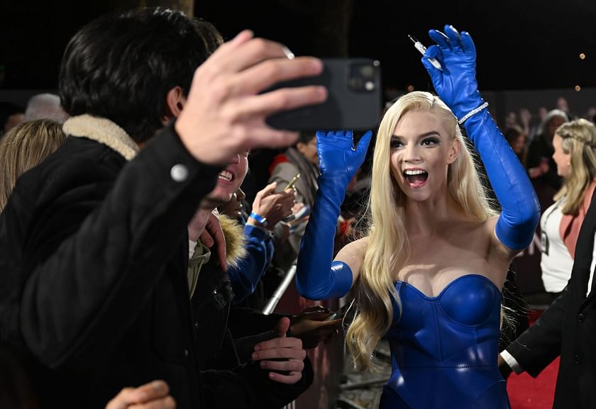 Fan on their way to the Apple Store”: Anya Taylor-Joy trying to take a  selfie on a fan's Android sparks hilarious reaction online