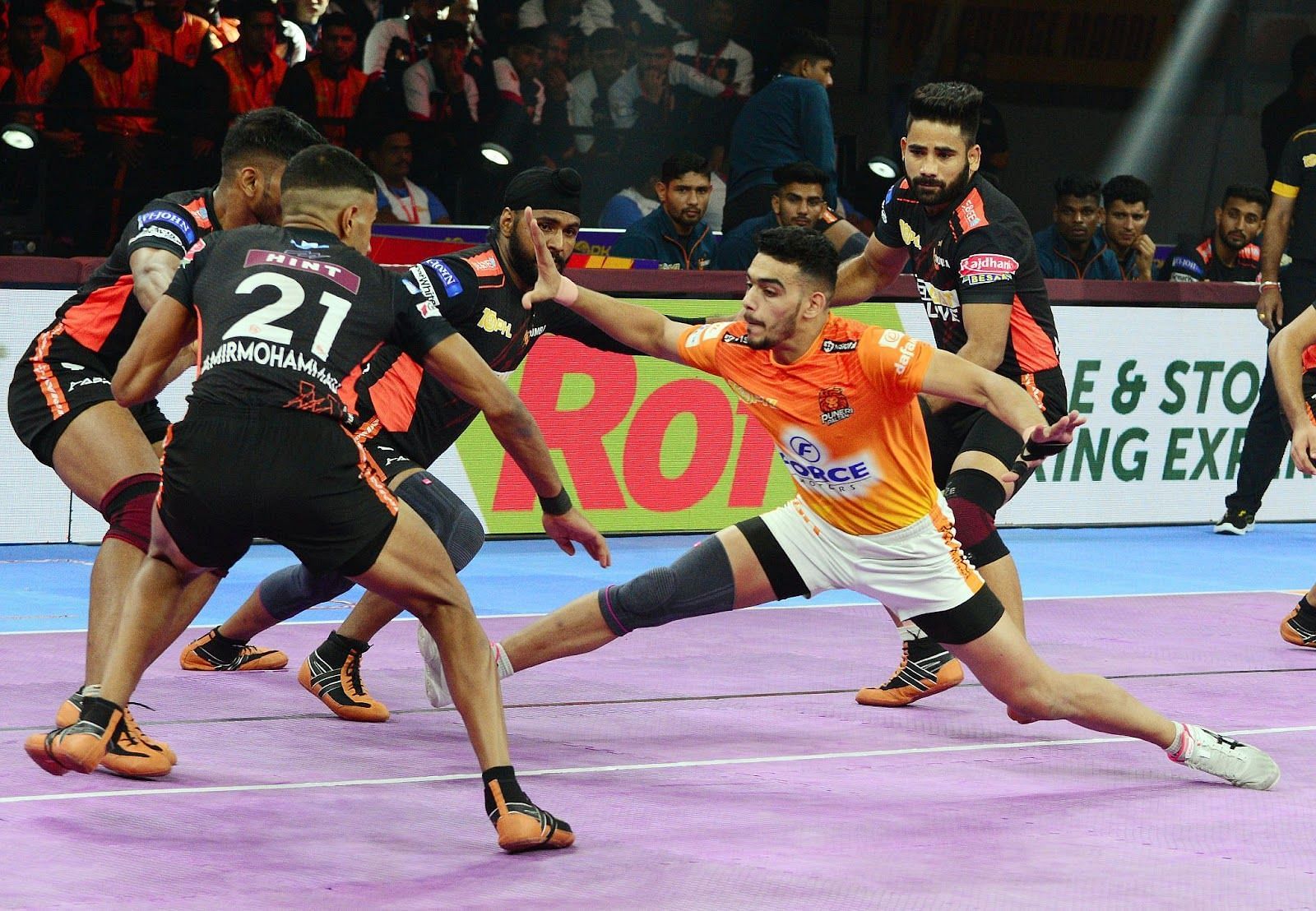 Mohit Goyat in action against U Mumba (Credits: PKL)