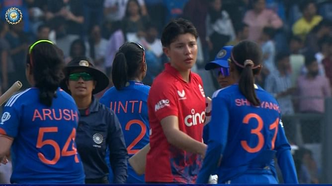 इंग्लैंड की भारत के खिलाफ तीसरे T20 में रोमांचक जीत, सीरीज पर जमाया कब्जा