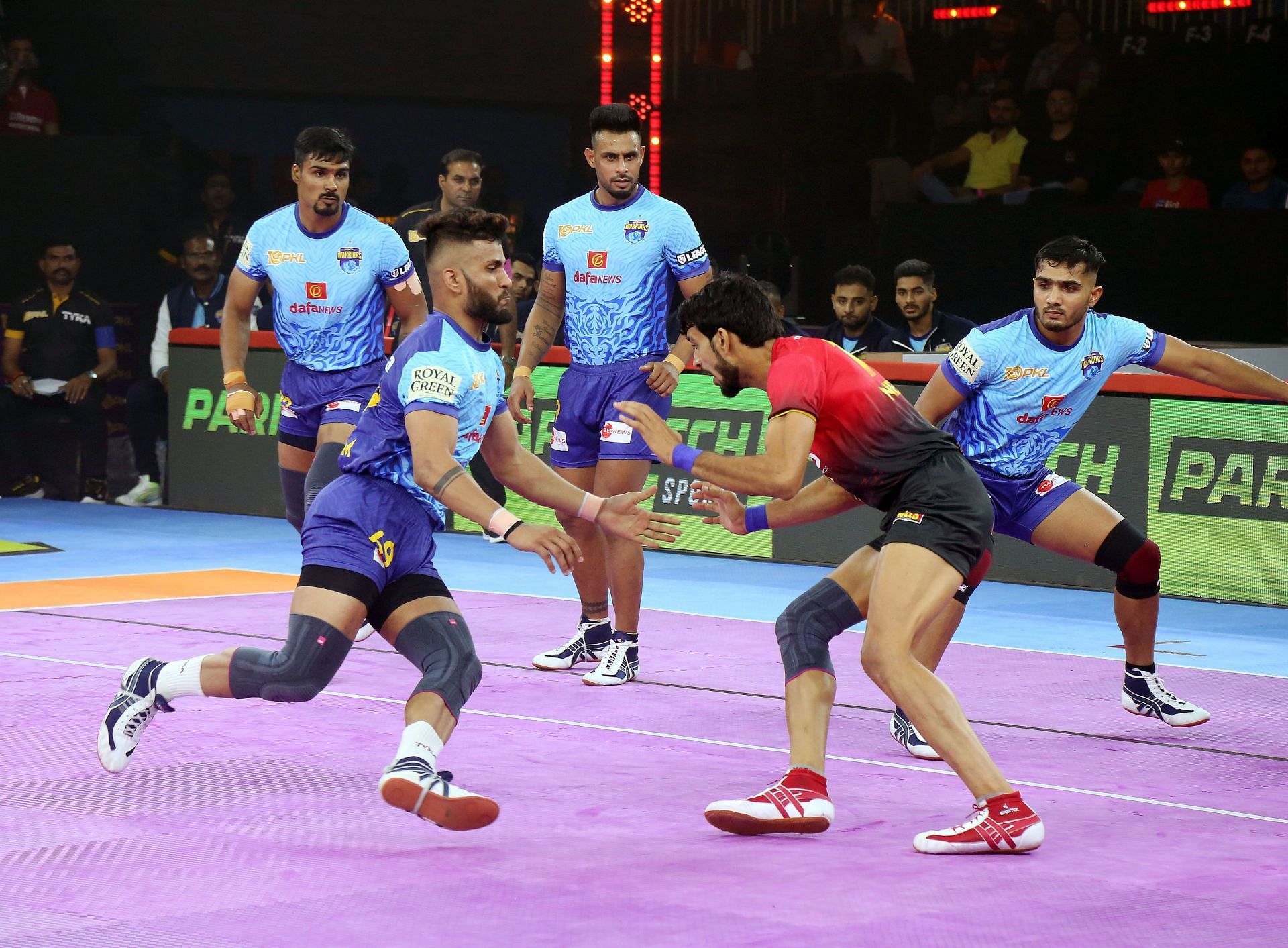 Shubham Shinde attempts a tackle against Bengaluru Bulls in PKL 2023 (Image via PKL)