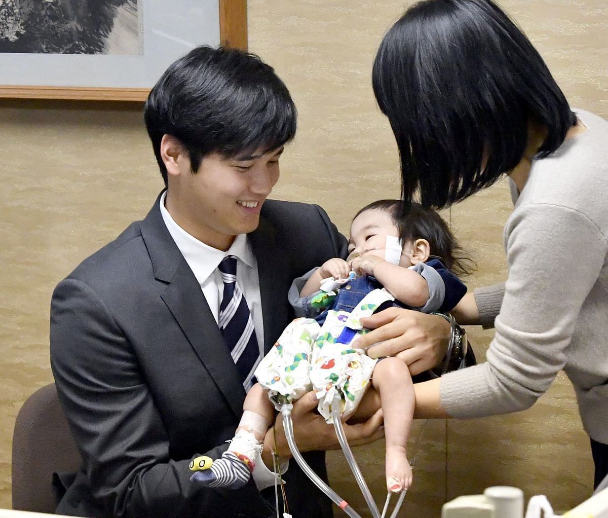 Shohei Ohtani with little Shohei (Credit: Japan Forward)