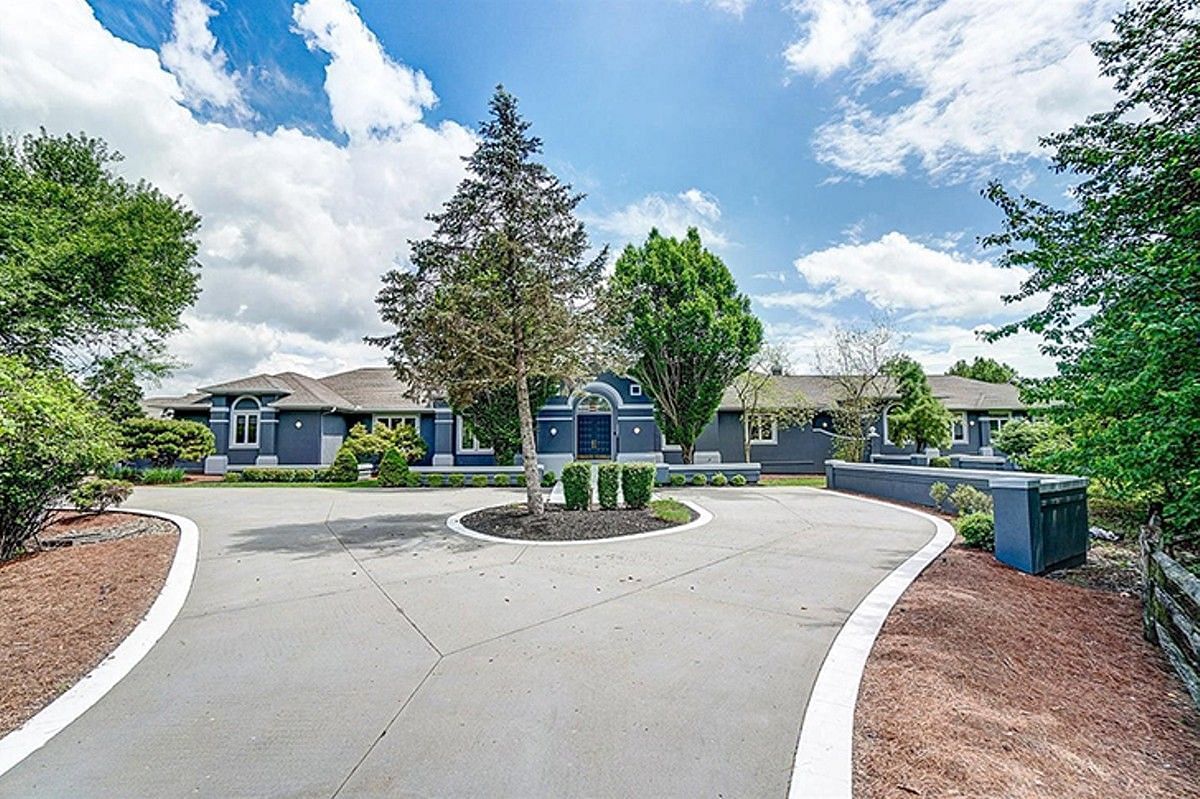 MLB Hall-of-Famer Barry Larkin&#039;s former mansion in Amberley Village (Credits: citybeat.com)