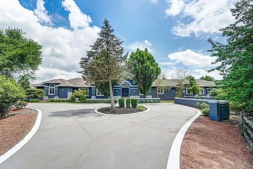 MLB Hall-of-Famer Barry Larkin's former mansion in Amberley Village (Credits: citybeat.com)