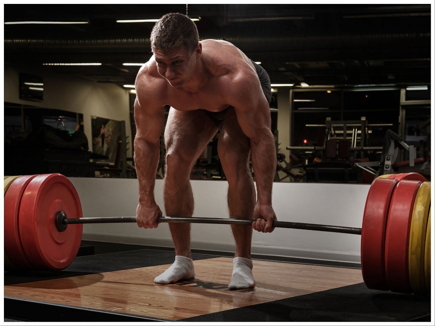 Butt Exercises - Deadlifts help strengthen the glutes muscles (Image via Vecteezy)