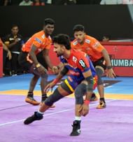 Surender Gill raiding against U Mumba in the first game (Credits: PKL)