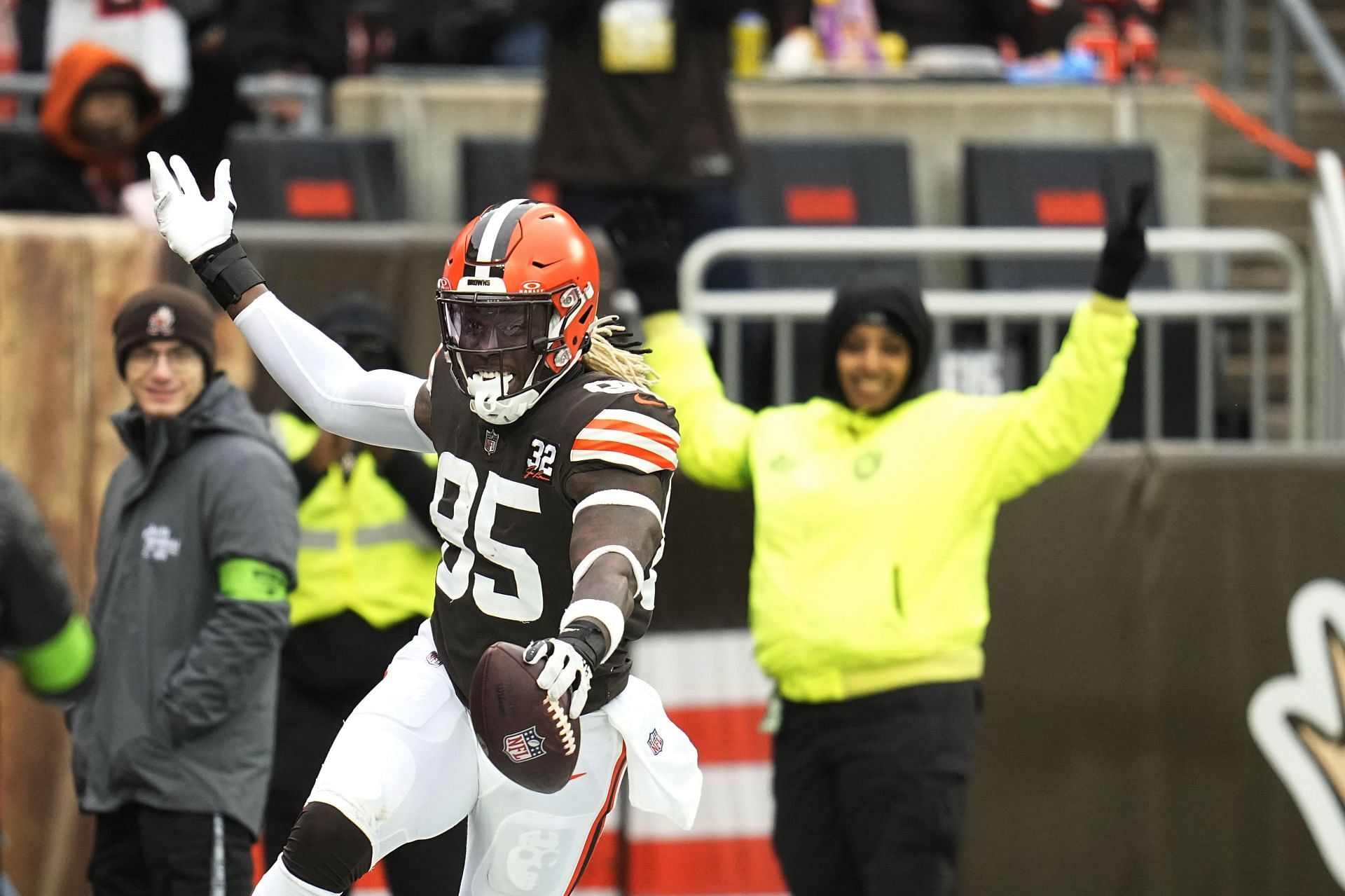 Fantasy Football Week 16 Start 'Em Sit 'Em TEs: David Njoku, Tucker ...