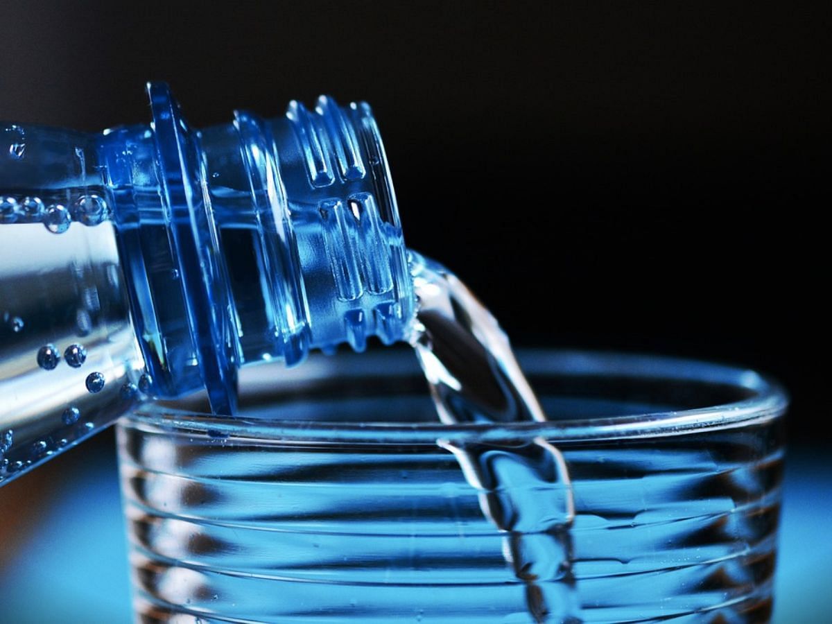 Consume an ample amount of water (Image via Pixabay)