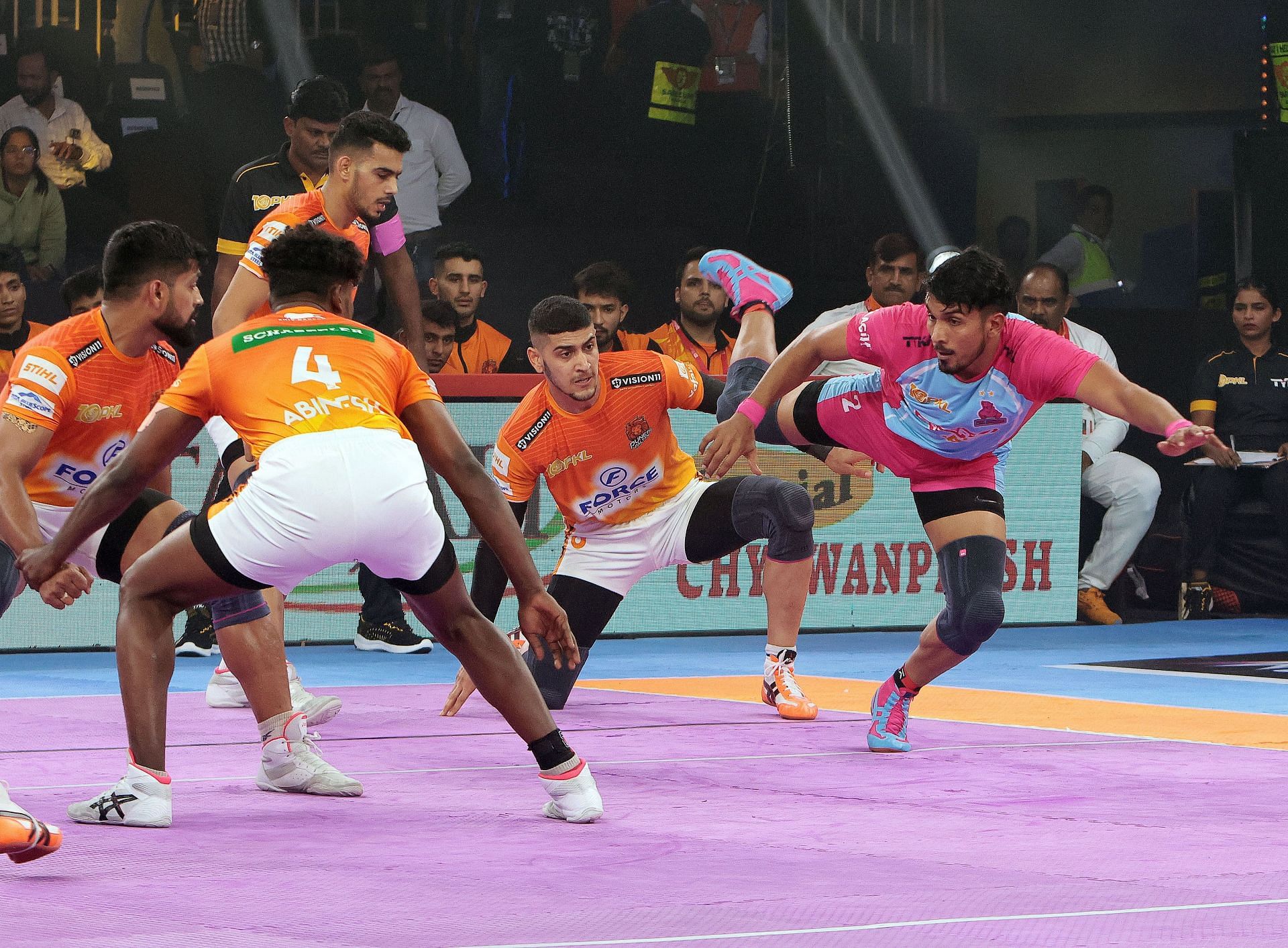 Arjun Deshwal in action against Gujarat Giants (credits: PKL)