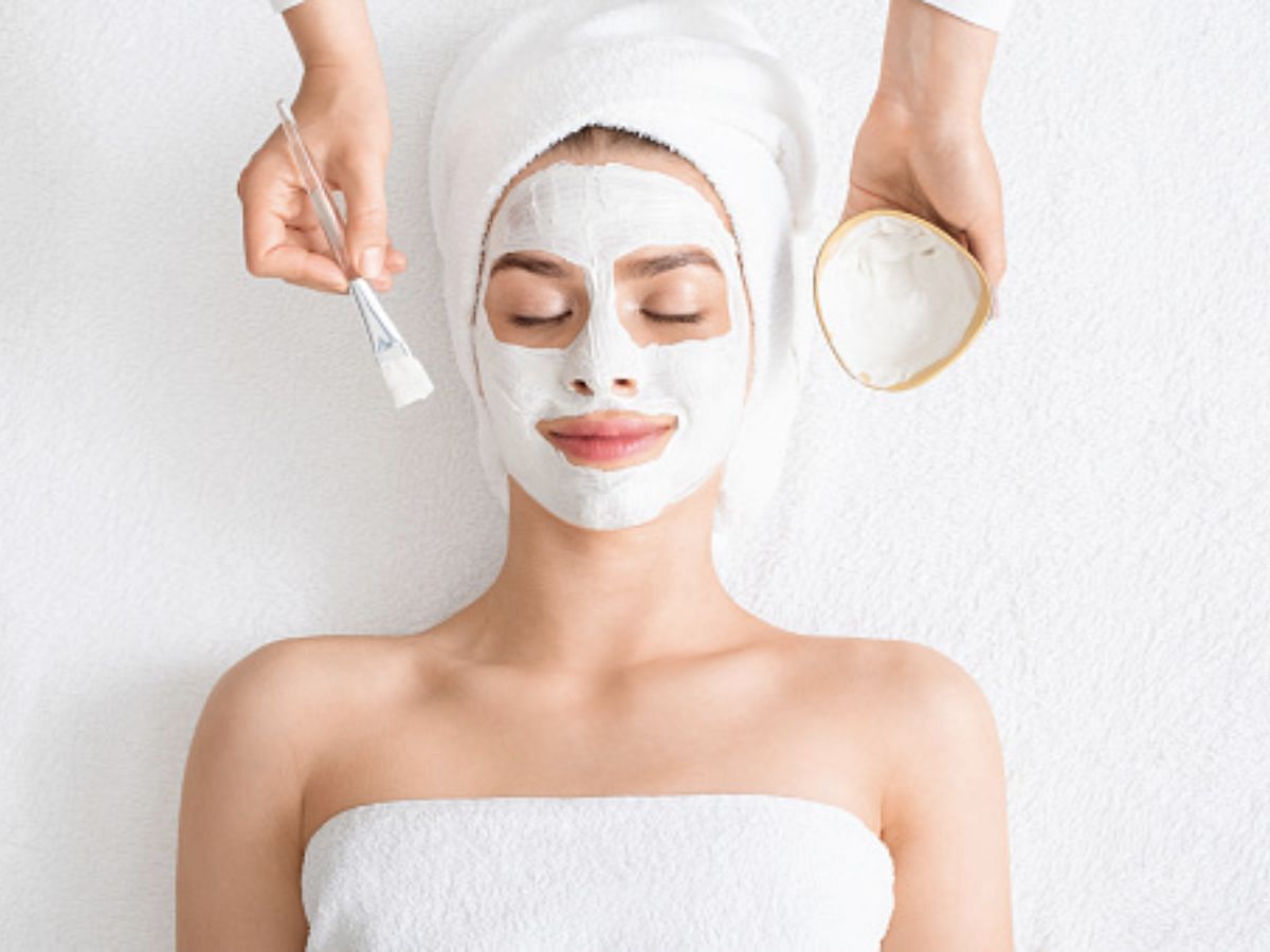 Use a brightening face mask (Image via Pixabay)