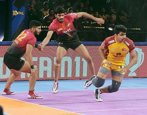 Saurabh Nandal (left) with Neeraj Narwal during Pawan’s raid (Credits: PKL)