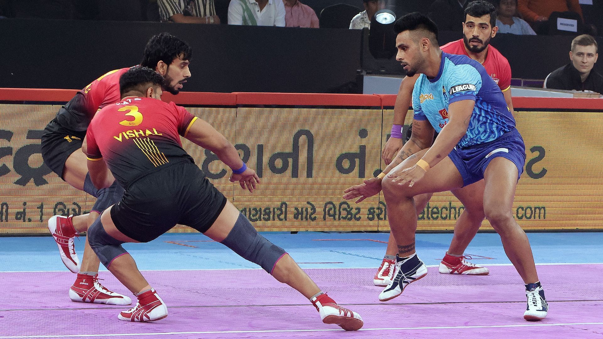 Maninder Singh in action against Bengaluru Bulls (Image via Pro Kabaddi League)