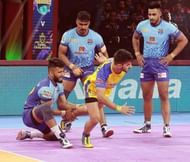 Shubham Shinde with an ankle-hold of Narendar Kandola (Credits: PKL)