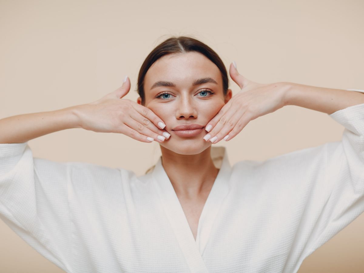 8 Facial exercises to combat skin aging