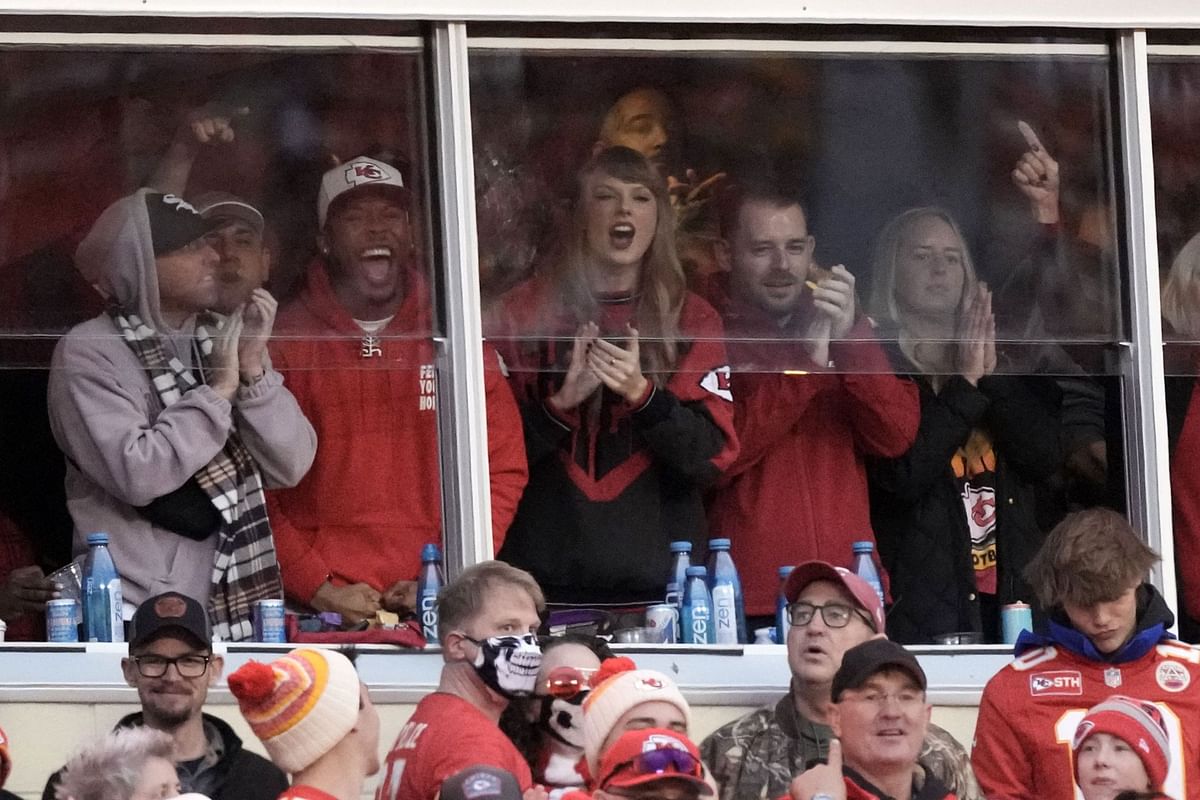 Were Taylor Swift's family members at Chiefs vs Bills game? Viral guest ...