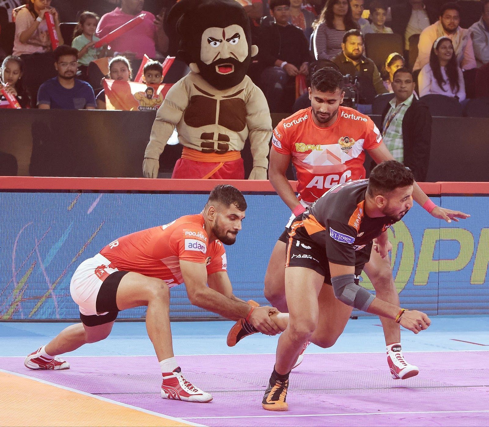 Sombir with an ankle-hold of Guman Singh (Credits: PKL)