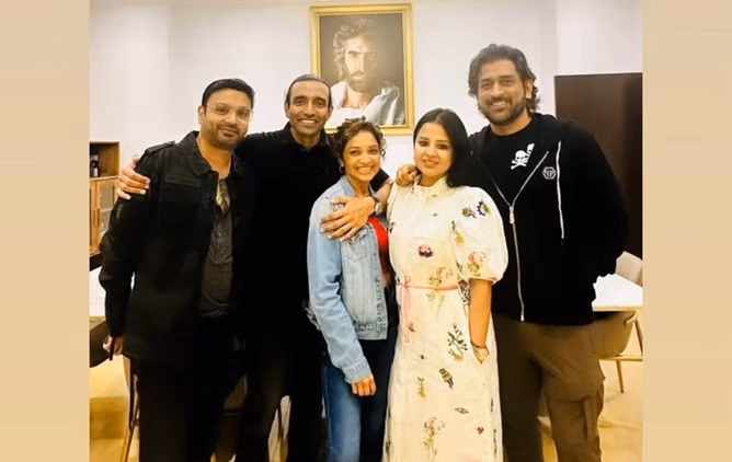 [Picture] MS Dhoni parties with wife Sakshi at Robin Uthappa's house