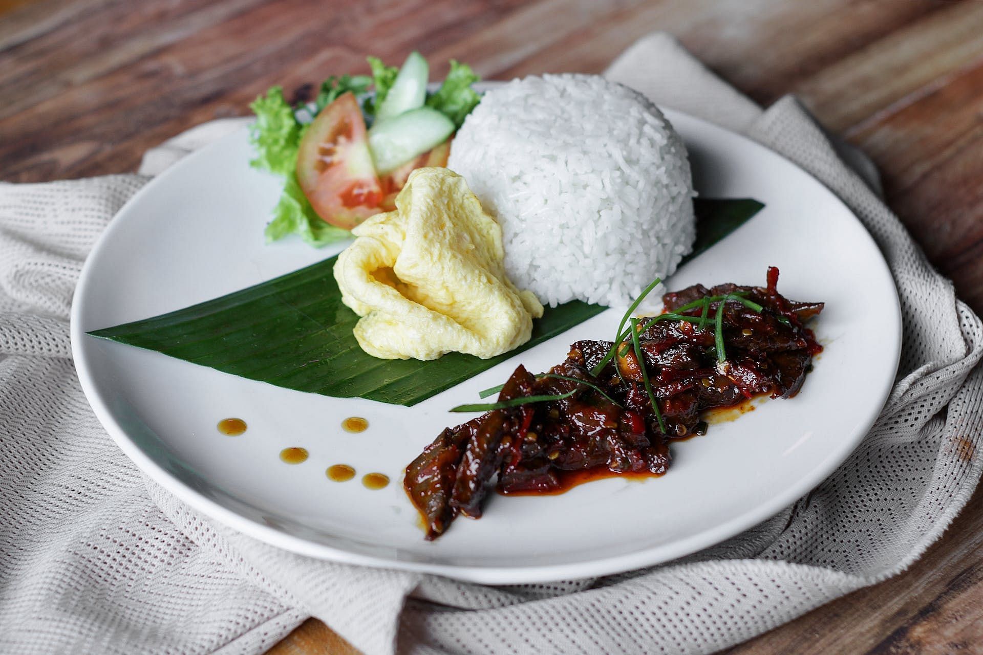 It comprises meat and rice (Image via Pexels/ Rama Tria Wijaya)