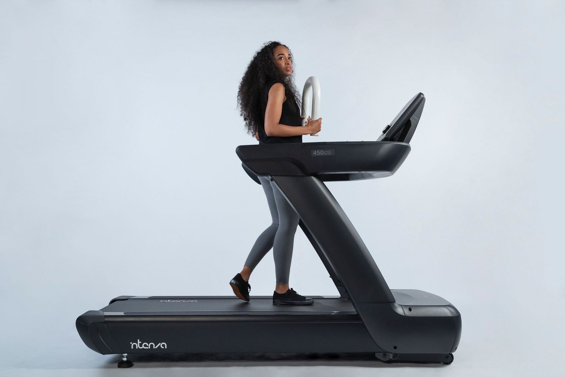 Walking backward on a treadmill (Image via Intenza Fitness/Unsplash)