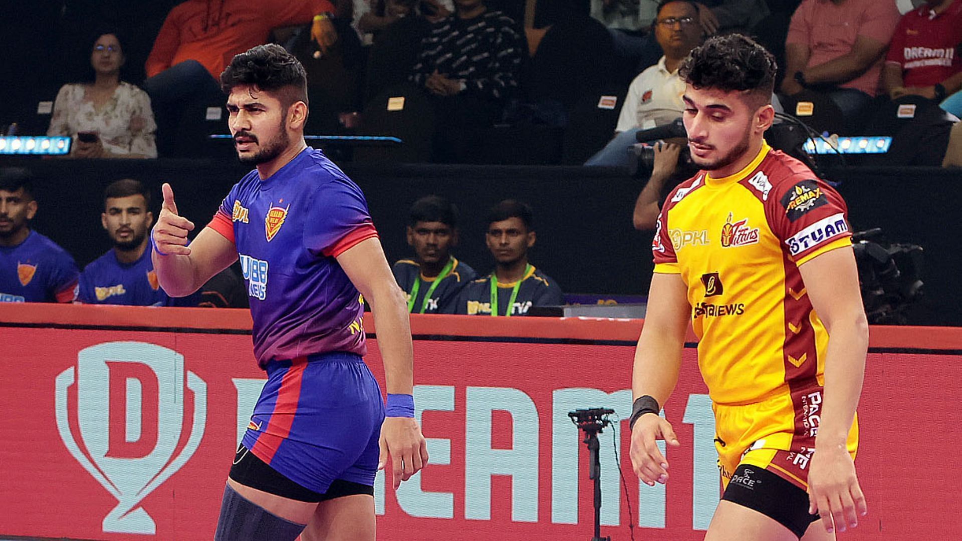 Telugu Titans vs Dabang Delhi K.C. (Image via Pro Kabbadi League)