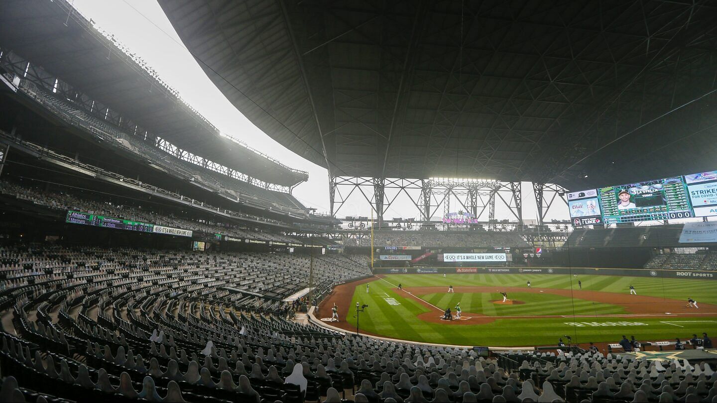 Retractable roof in action at the T-Mobile Park in Seattle