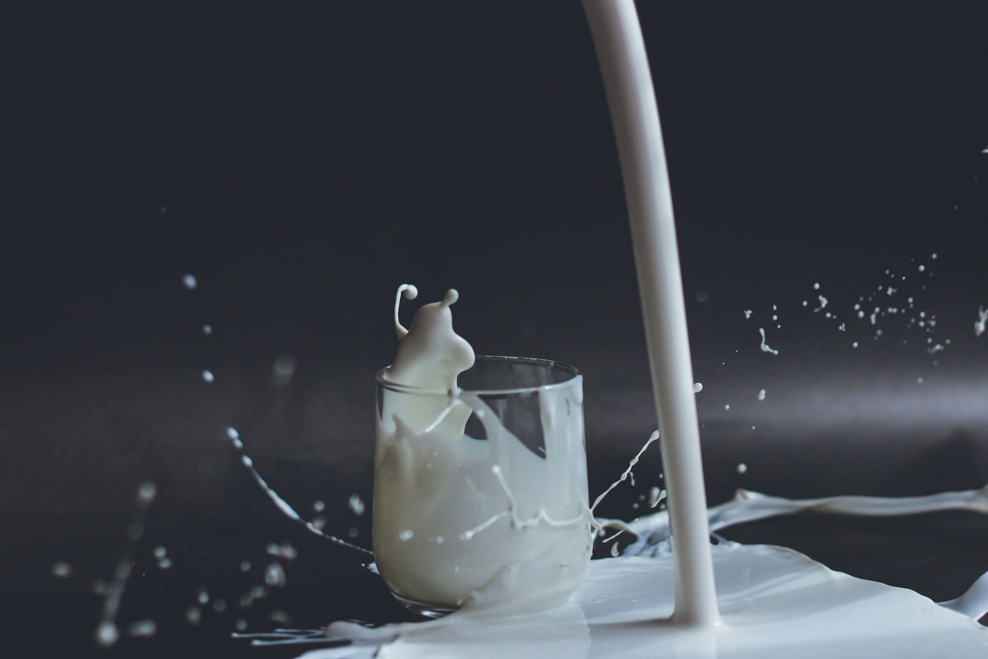Milk cause osteoporosis (Image via Unsplash/Anita)