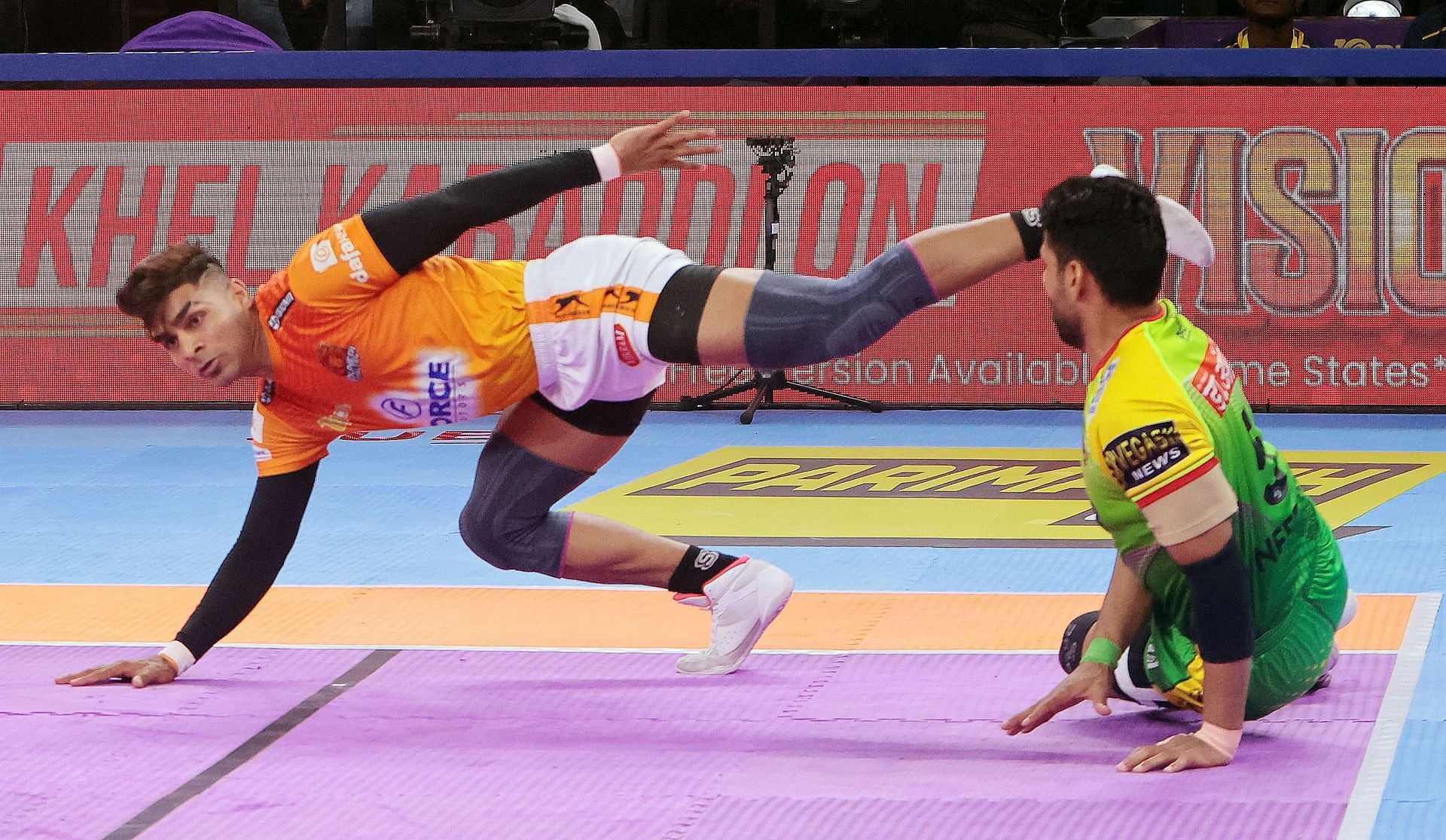 Aslam Inamdar with a back-kick against Neeraj Kumar of Patna Pirates (Credits: PKL)