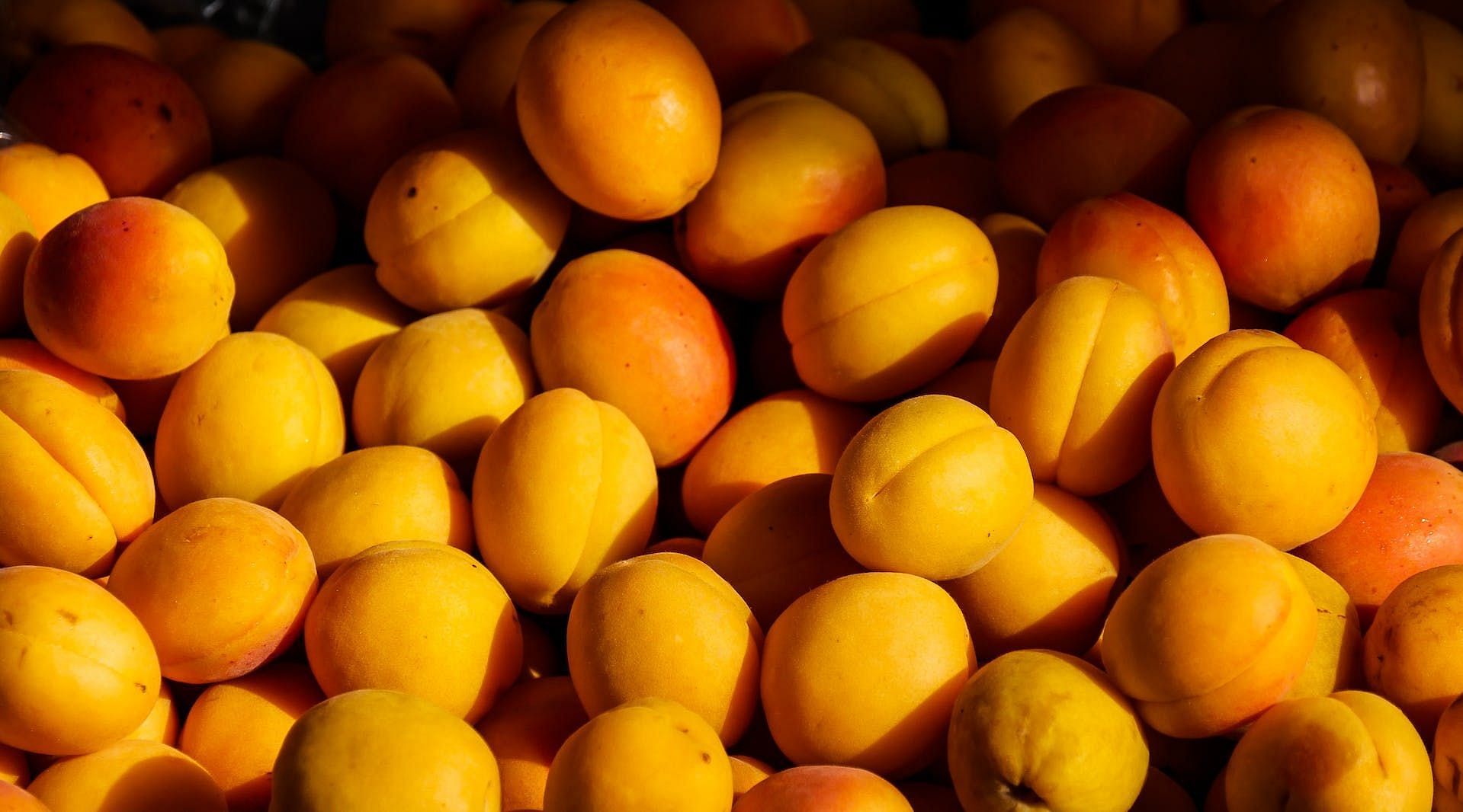 Apricots are a nutritional punch (Image via Pexels/Pixaba)