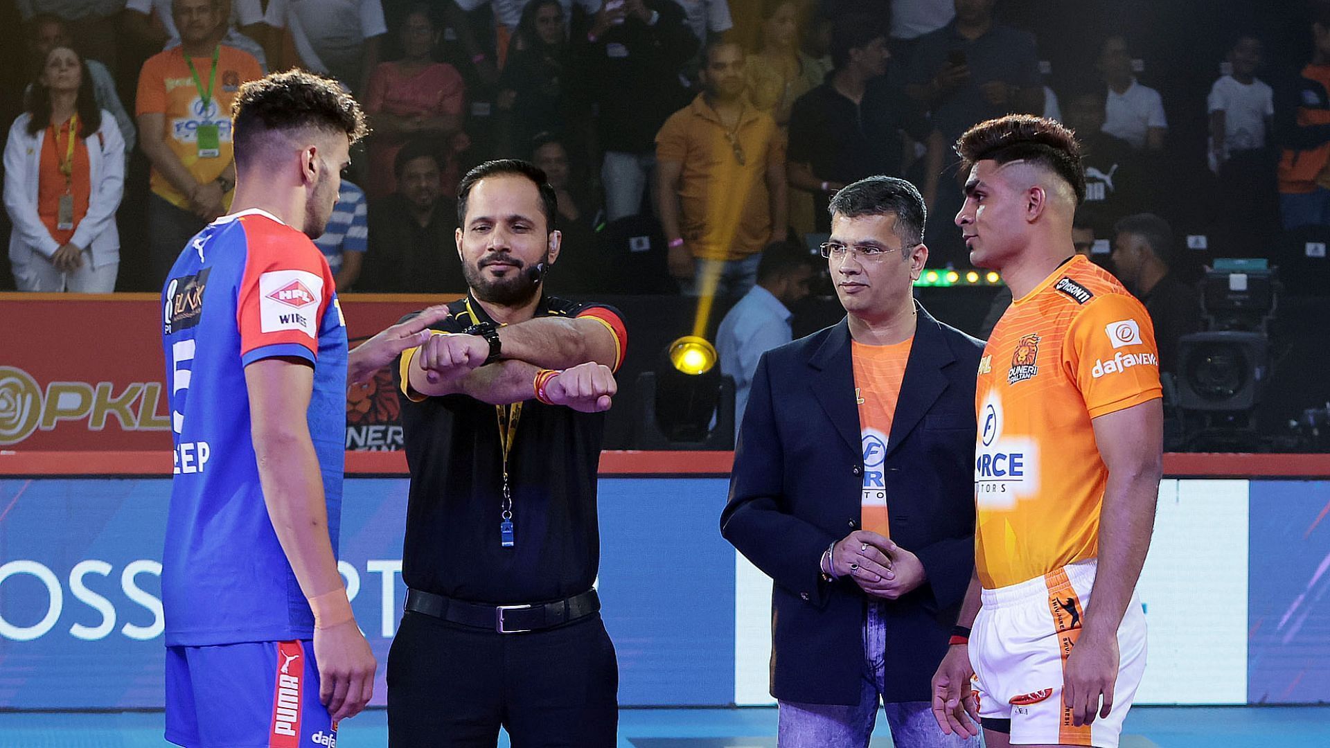 Jaideep Dahiya (left) of Haryana Steelers and Aslam Inamdar (right) of Puneri Paltan at the toss (Image via PKL)