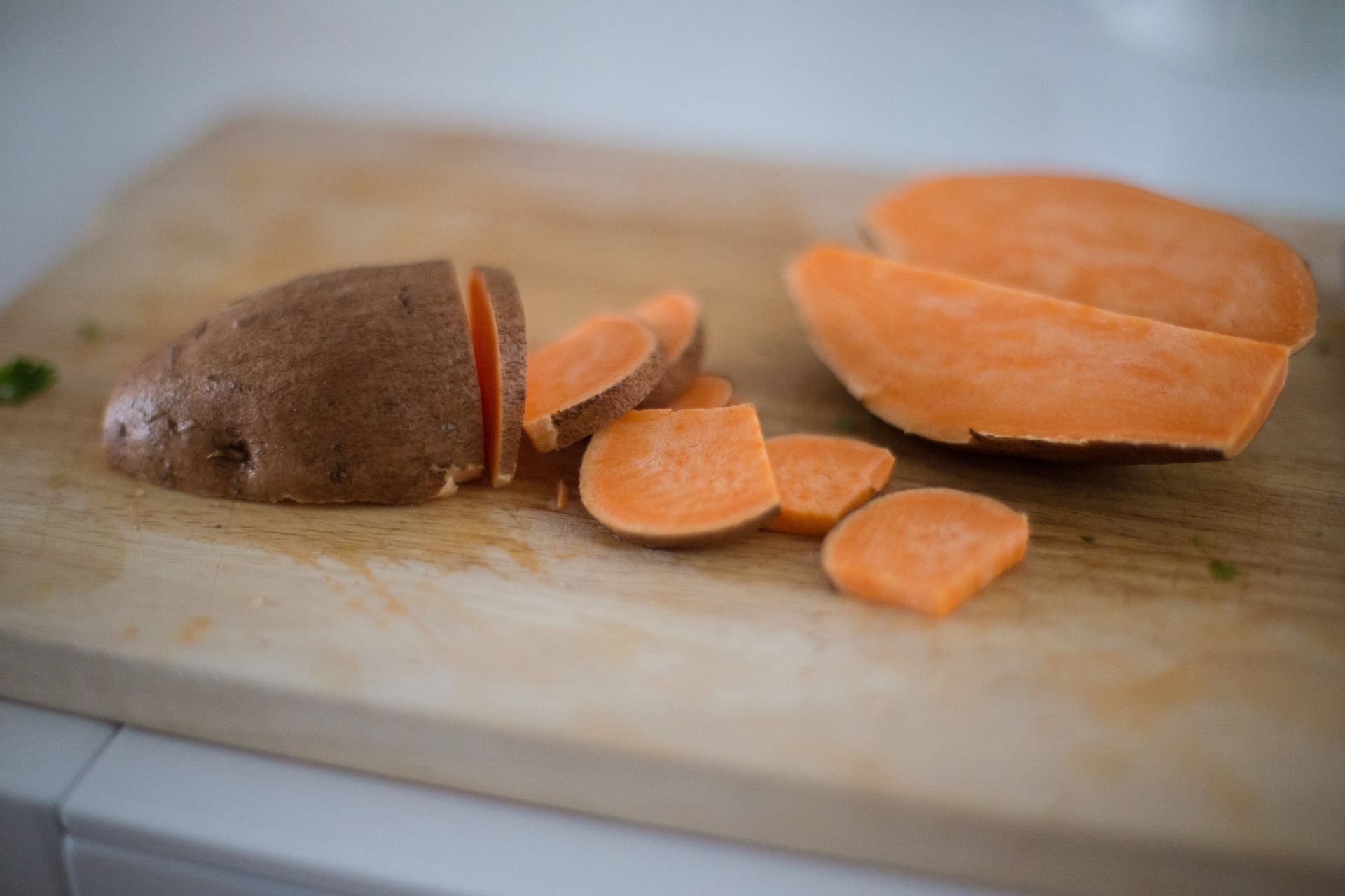 Sweet potatoes benefits (image sourced via Pexels / Photo by ela)