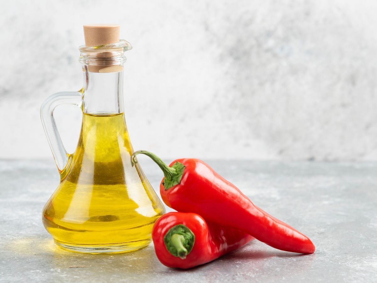 Cayenne and olive oil (image via azerbijan_stockers on Freepix)