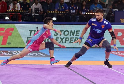 Ashu Malik (right) of Dabang Delhi in action (Credits: PKL)