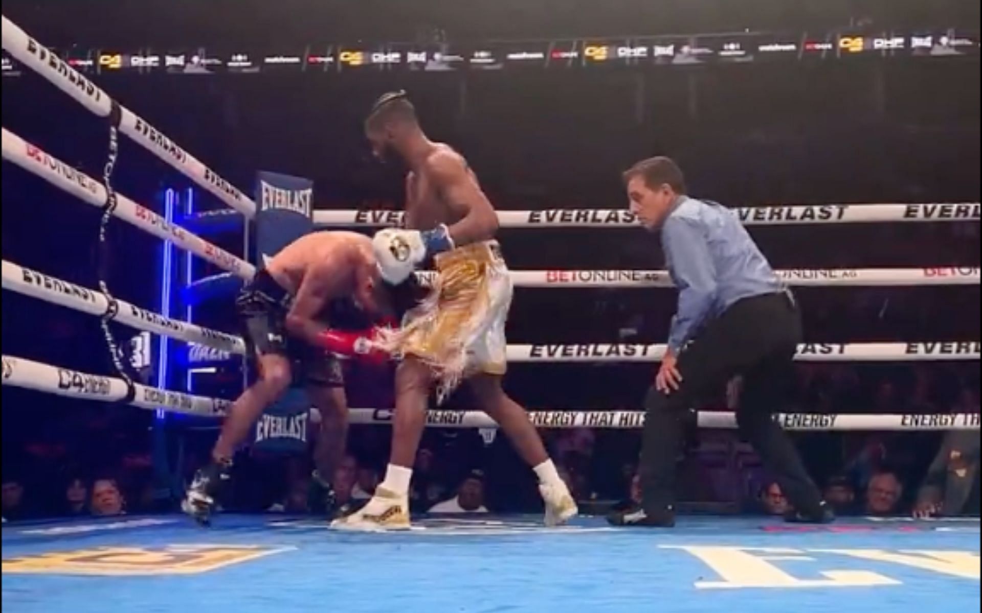 Andy Cruz finishing Jovanni Straffon [Photo Courtesy @DAZNBoxing on X]
