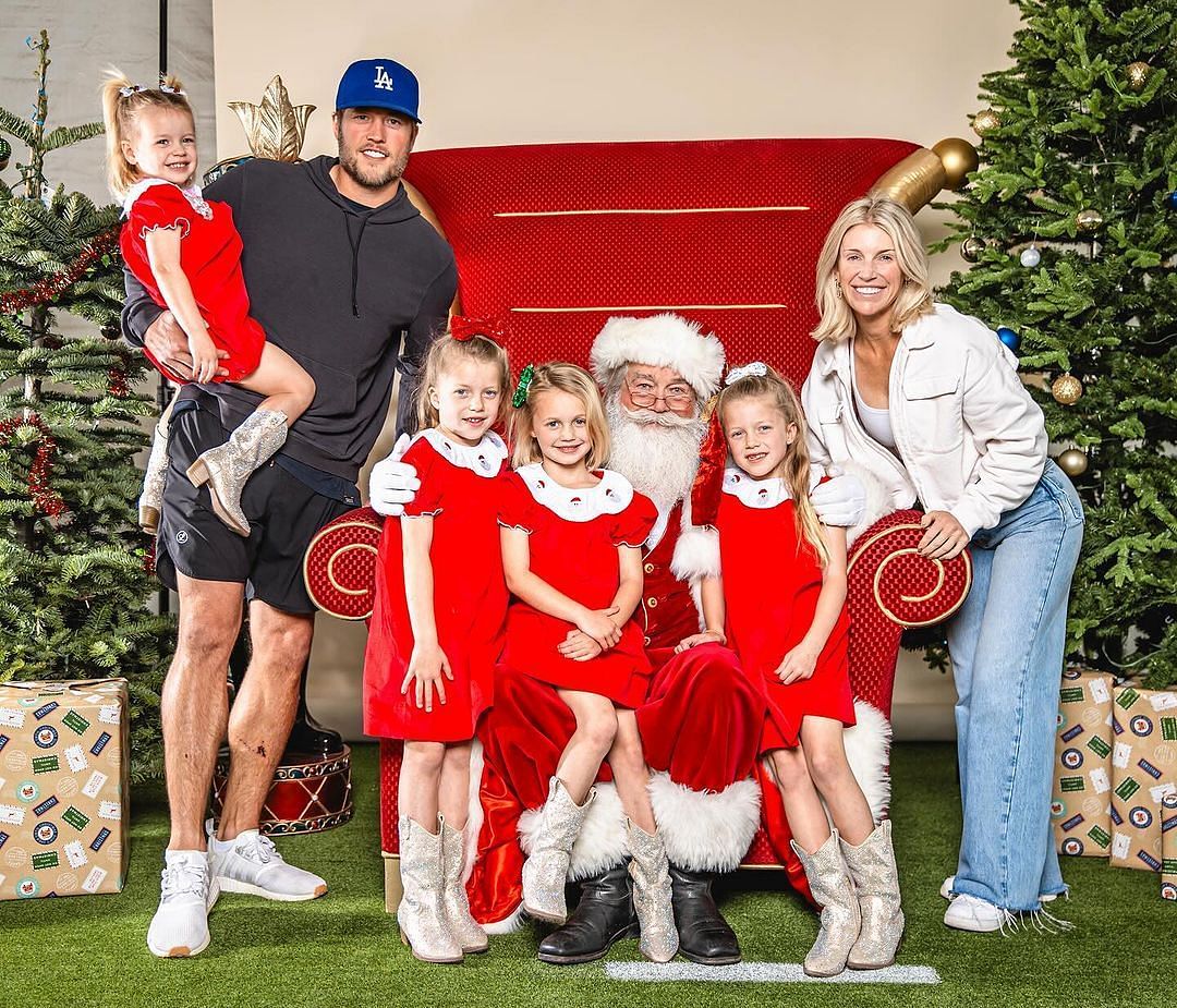 Matthew Stafford with wife Kelly, his daughters, and Santa. (Kelly Stafford/IG)