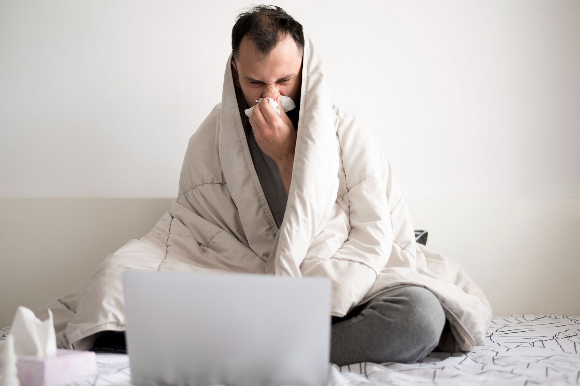 Anyone can fall prey to cyberchondria, especially because of the increased connectivity to the internet. (Image via Freepik/ Freepik)