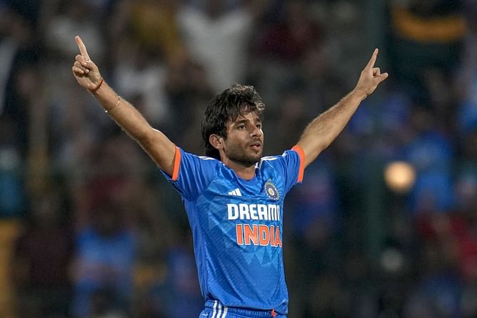 IND vs AUS: रवि बिश्‍नोई की फिरके में उलझे ऑस्‍ट्रेलियाई बल्‍लेबाज, दिग्‍गज गेंदबाज के रिकॉर्ड की कर डाली बराबरी