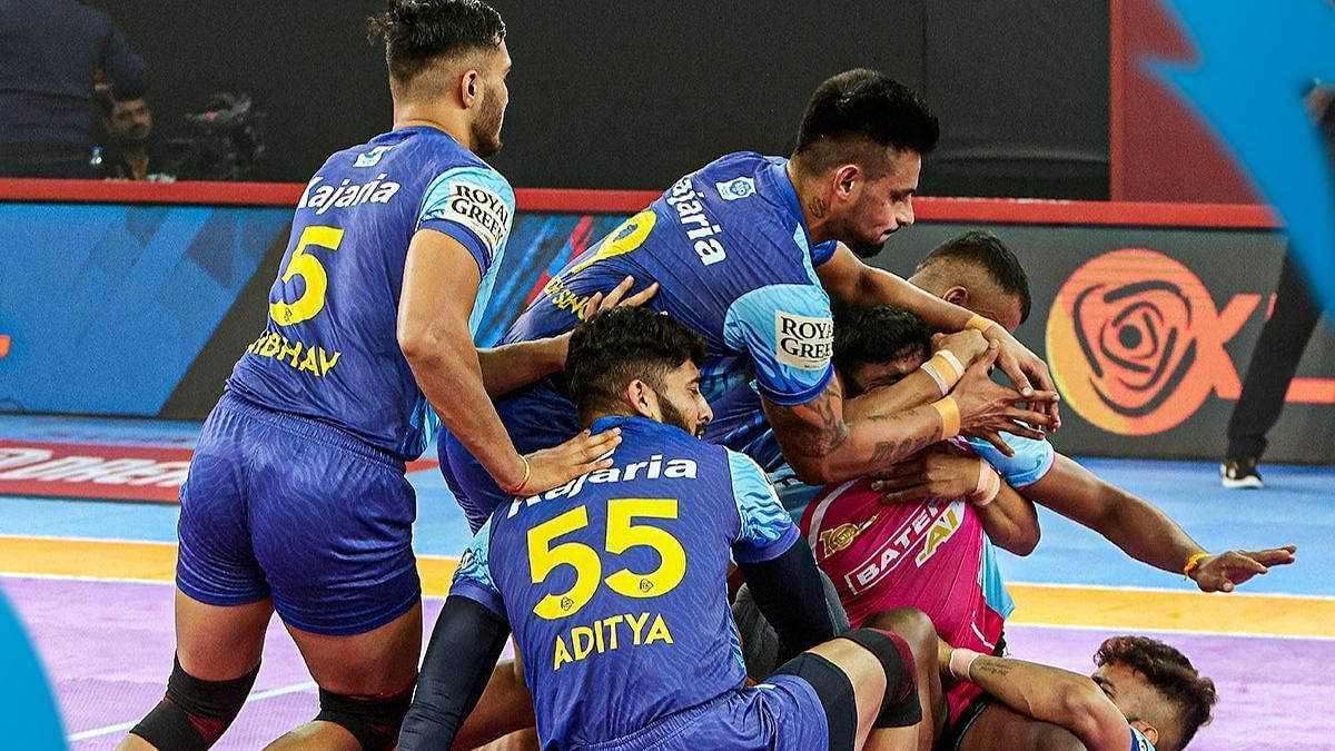 Tamil Thalaivas in action against Jaipur in the previous game (Image Courtesy:Twitter/Tamil Thalaivas)