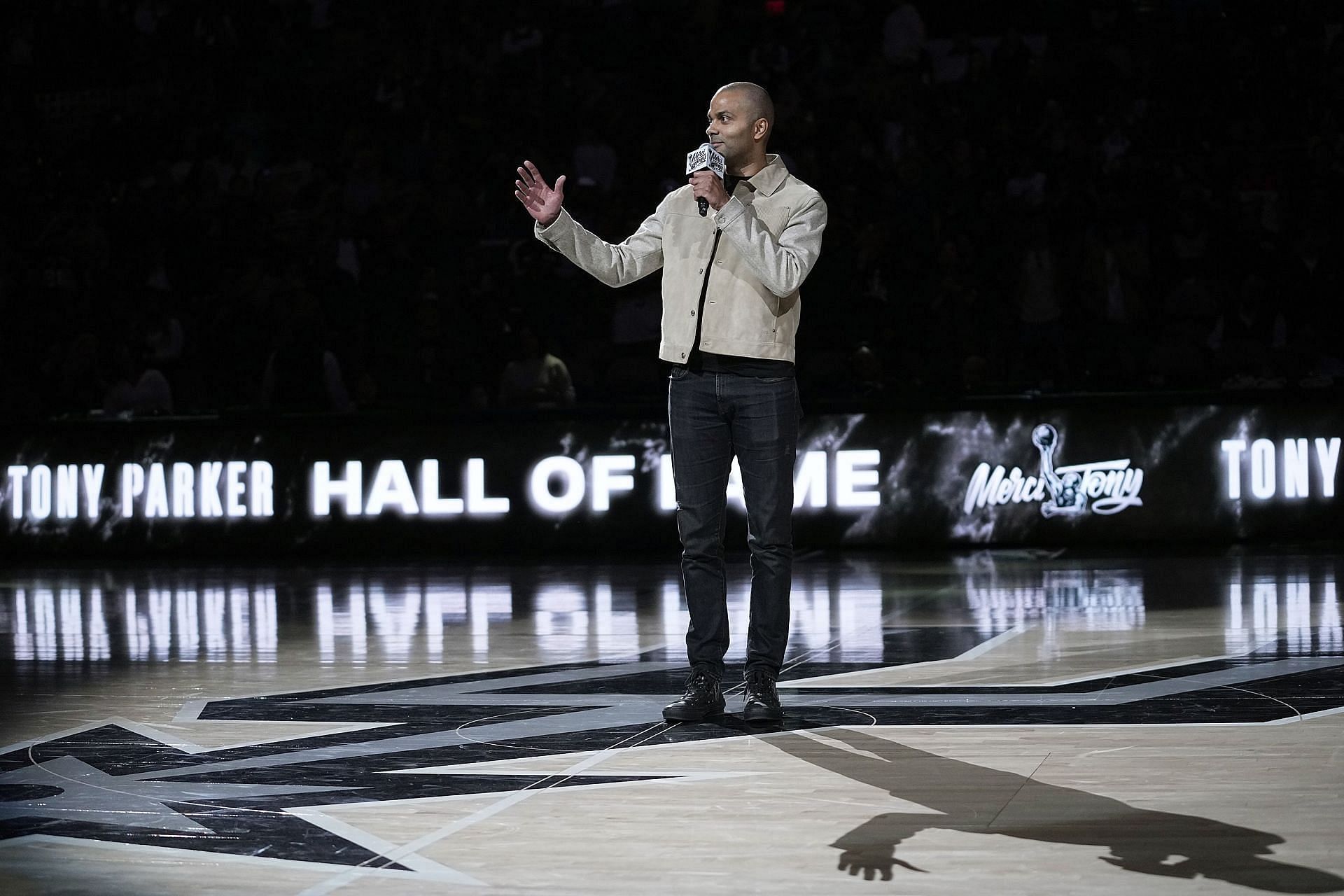Fans react to Tony Parker being honored by the Spurs