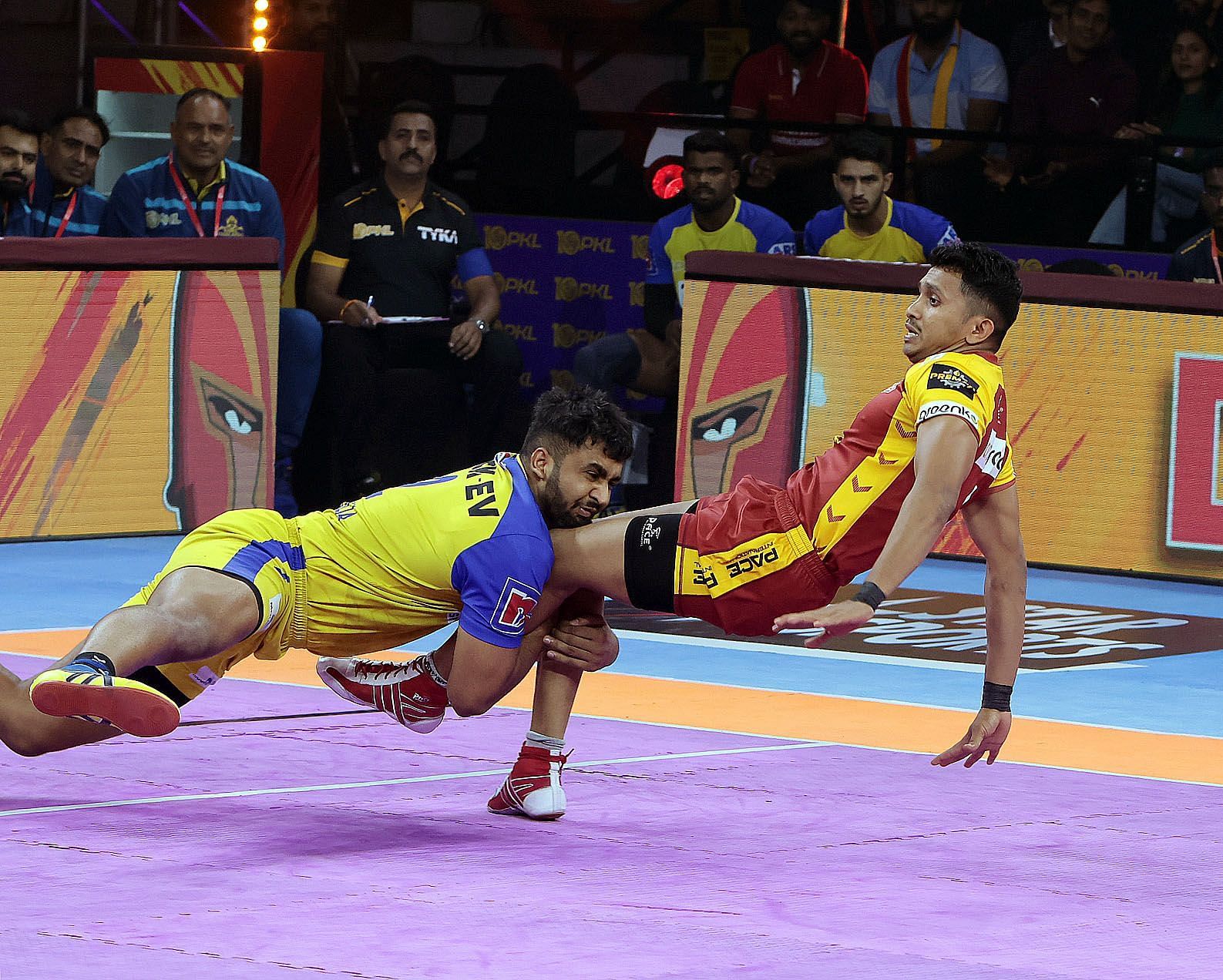 Sahil Gulia with a double-thigh hold (Credits: PKL)