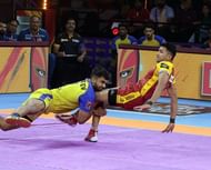 Sahil Gulia with a double-thigh hold (Credits: PKL)