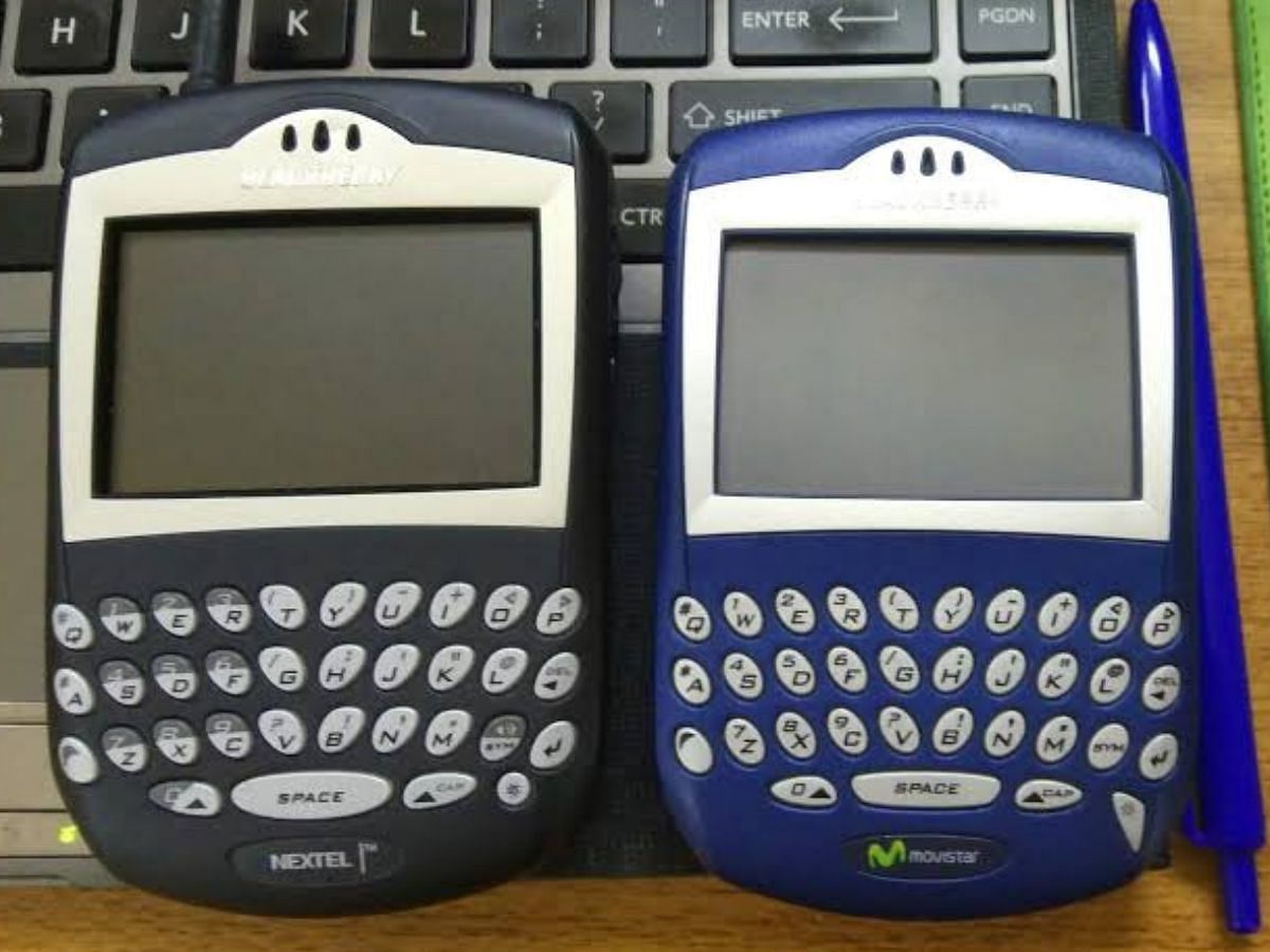 Two models of BlackBerry 7320 (Image via Nhật tảo)