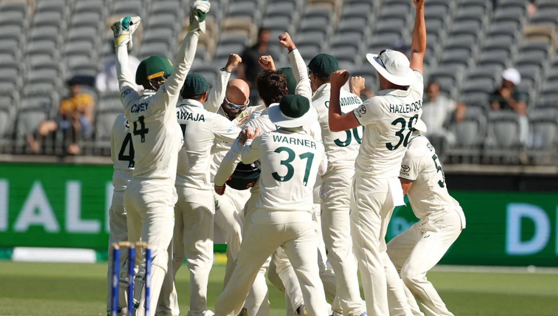 Australian players rejoice in Nathan Lyon&#039;s 500th Test wicket.
