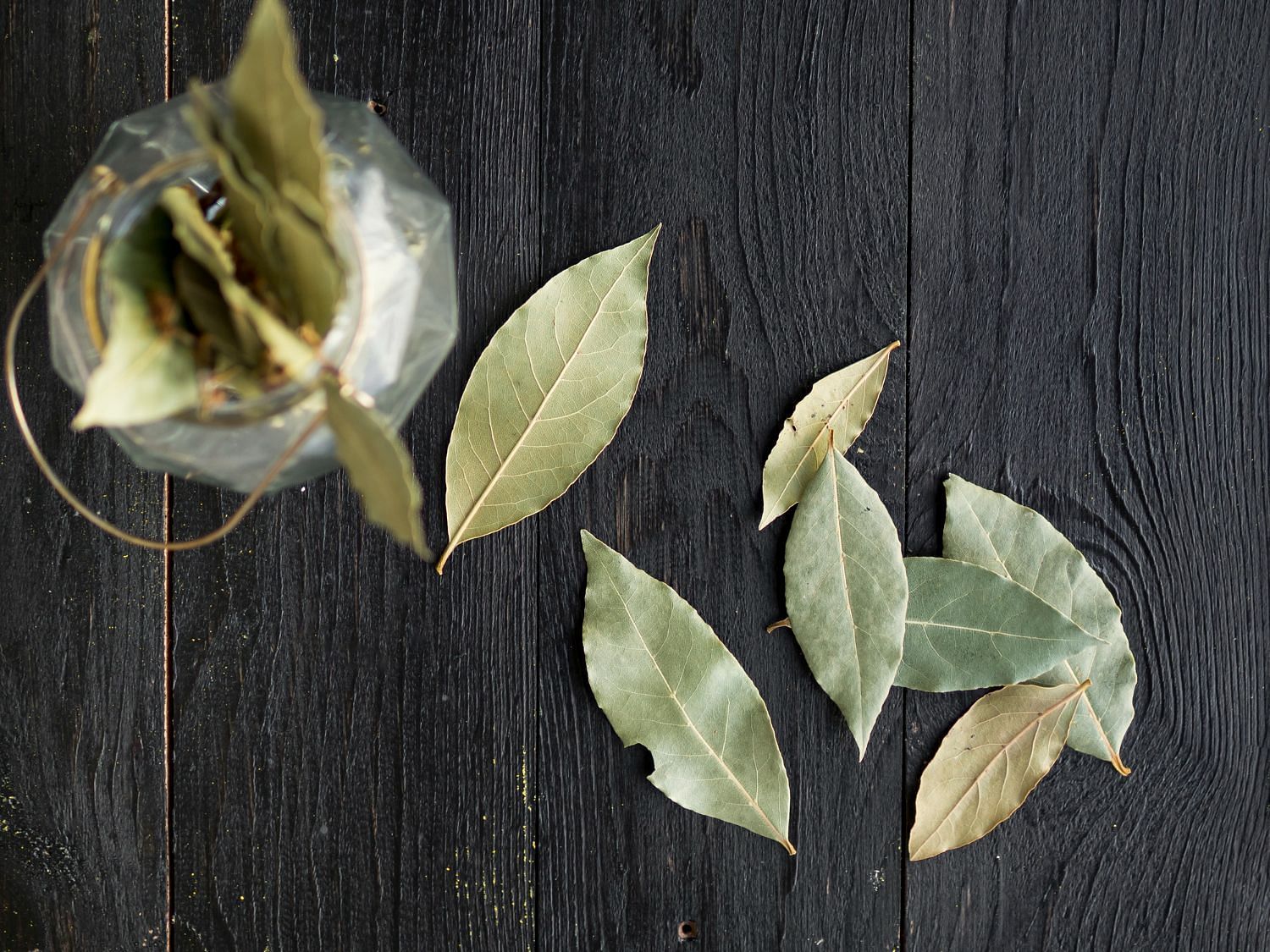 Burning bay leaf helps treat anxiety. (Image via Freepik)