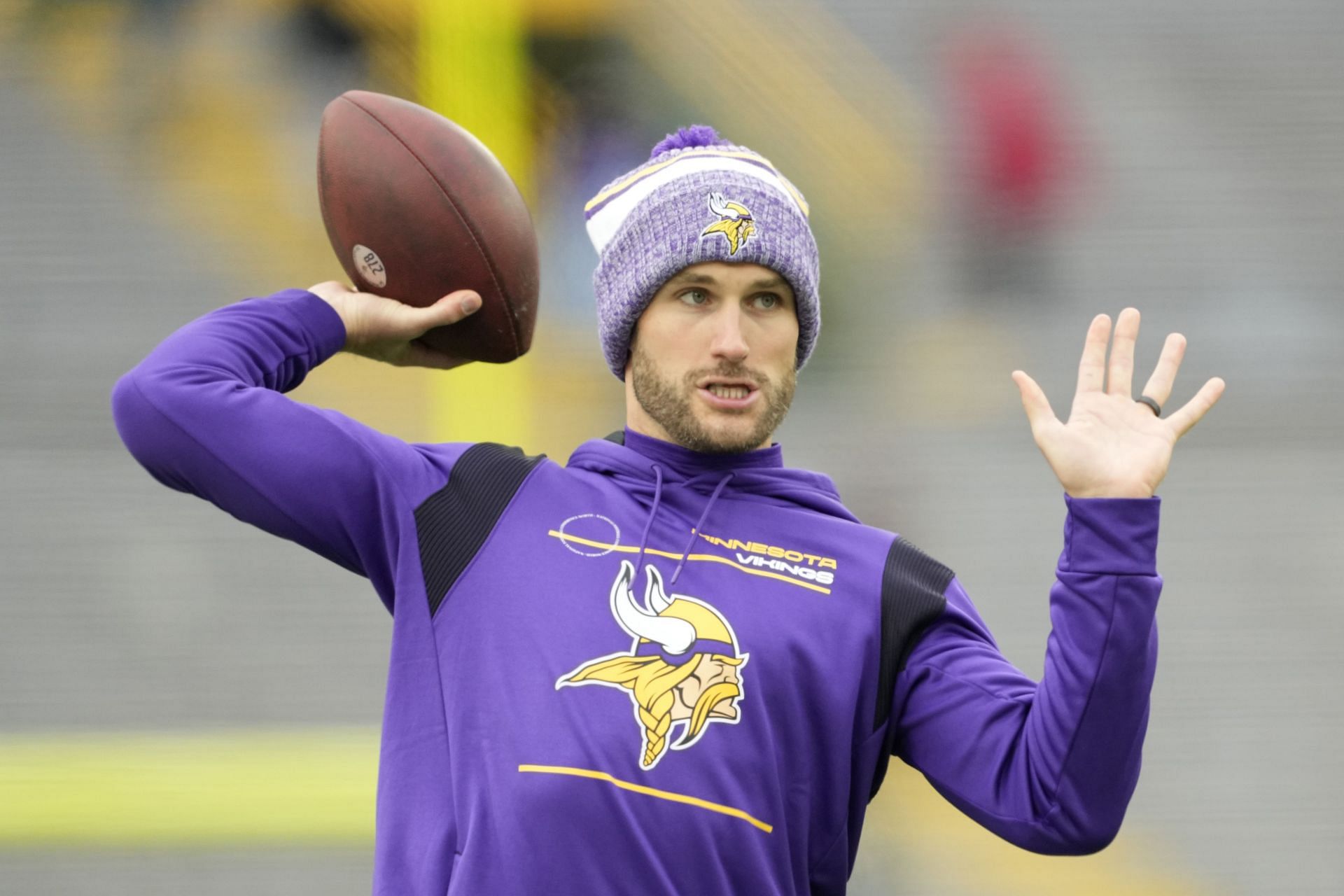 Kirk Cousins warms up v Green Bay Packers
