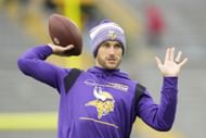 Kirk Cousins warms up v Green Bay Packers