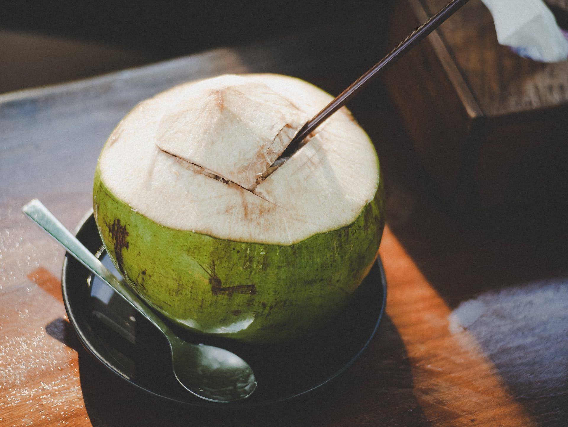 Coconut juice is refreshing as well as nutritious (Image via Pexels/Thunyarat Klaiklang)