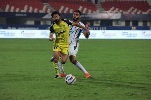 Hyderabad FC's Nikhil Poojary in action against Mohun Bagan's Subhasish Bose. (HFC)